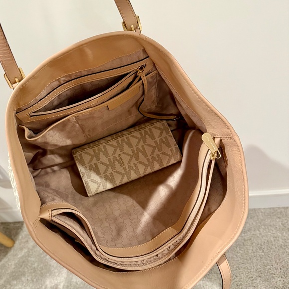 Michael Kors Large Logo Tote - used once - Picture 4 of 9